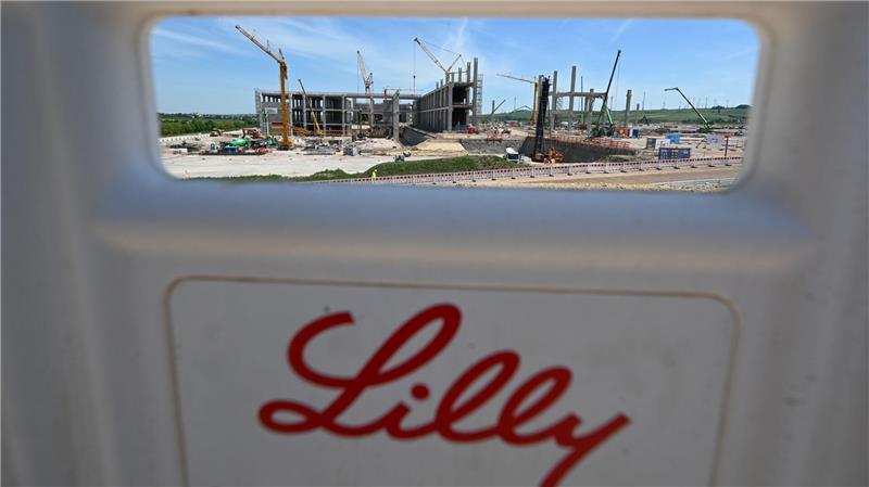 Am neuen Standort des US-Konzerns Eli Lilly im rheinland-pfälzischen Alzey laufen die Bauarbeiten - nun sollen die Investitionen halbiert werden (Archivbild)