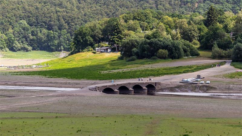 Am nordhessischen Edersee taucht bei sinkendem Wasserstand derzeit wieder das sogenannte Edersee-Atlantis auf, versunkenen Ruinen aufgegebener Dörfer.