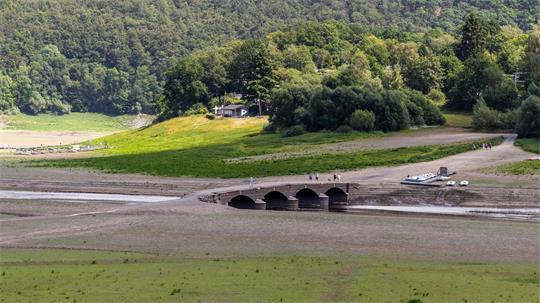 Am nordhessischen Edersee taucht bei sinkendem Wasserstand derzeit wieder das sogenannte Edersee-Atlantis auf, versunkenen Ruinen aufgegebener Dörfer.