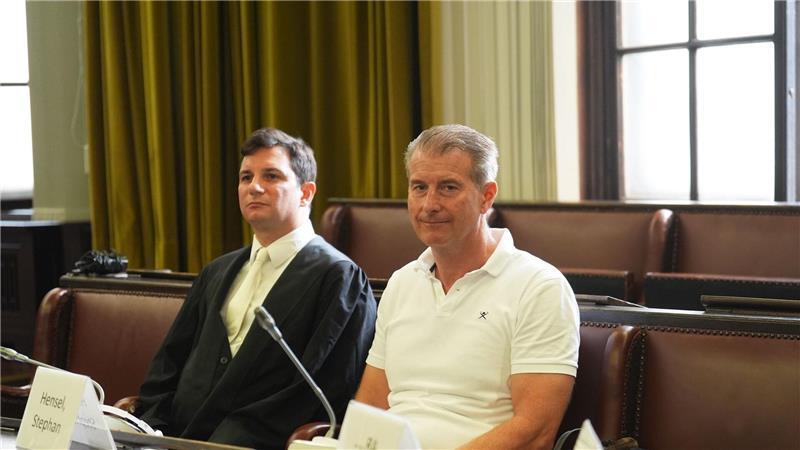 Am sechsten Verhandlungstag im Prozess um die Entführung der Kinder von Christina Block darf der Nebenklagevertreter Philip von der Meden weitere Fragen an die angeklagte Unternehmerin stellen. (Archivbild)