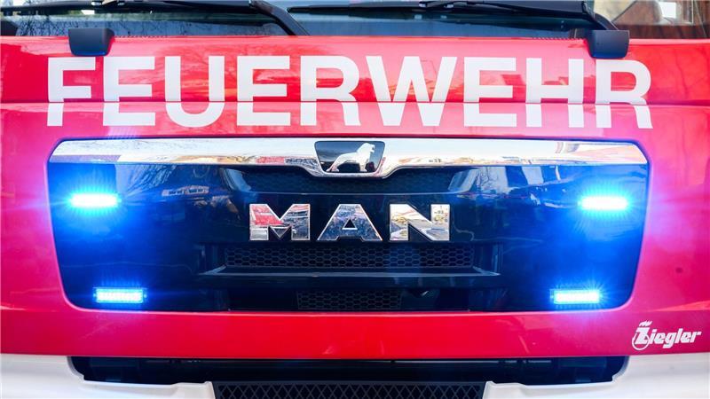 Lkw-Anhänger mit Leinsamen brennt auf A2 – Sperrung Am späten Abend dauerten die Aufräumarbeiten an. (Symbolbild)