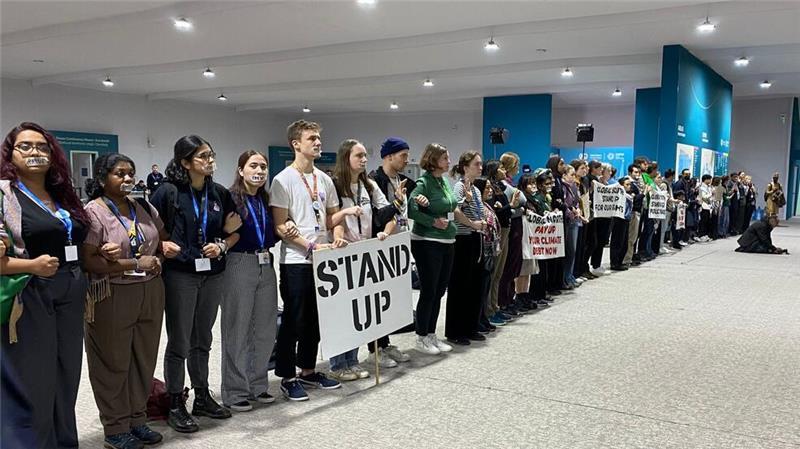 Am späten Abend demonstrierten Klimaaktivisten vor dem Plenarsaal.