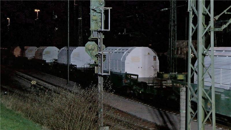 Castor-Behälter erreichen Zwischenlager - Stiller Protest Am späten Mittwochabend verließ der Zug mit den Castor-Behältern den Hafen in Nordenham.