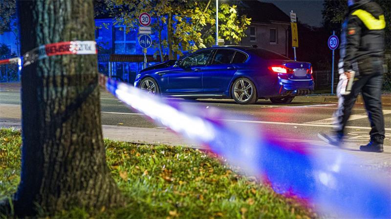 Am späten Montagabend hatte ein Fahrer nach Polizeiangaben einen BMW gezielt in eine kleine Gruppe gesteuert. Mindestens fünf Menschen wurden leicht bis schwer verletzt.