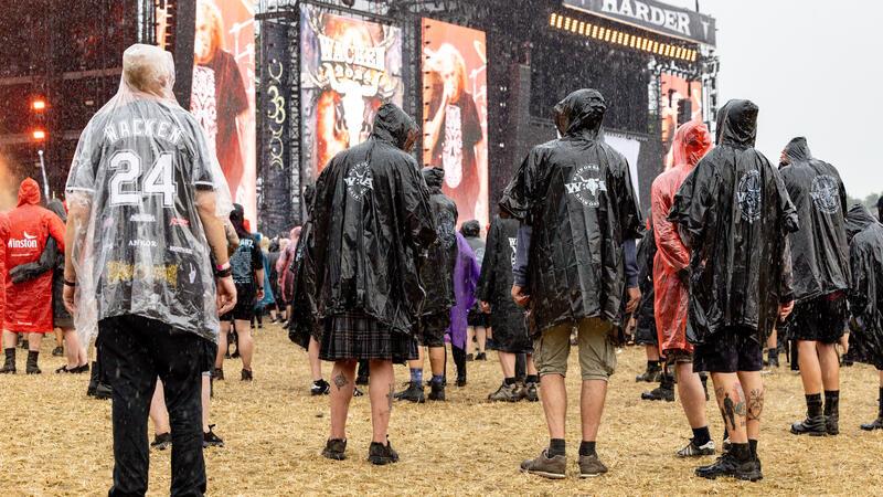 Am Ende kam doch noch der Regen nach Wacken – Polizei ermittelt wegen Nazi-Parolen Am späten Samstagnachmittag warnte der Veranstalter die Wacken-Fans vor Gewitter.