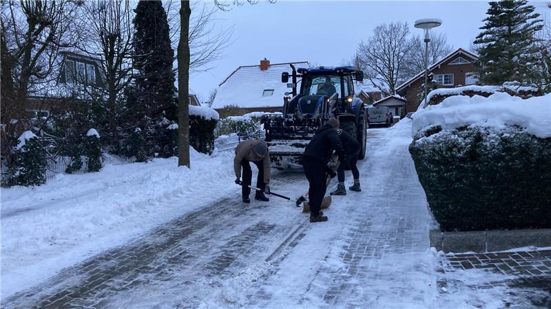 Am vergangenen Freitag trafen sich die Anwohner des Eschenwegs für eine gemeinsame Räumaktion.
