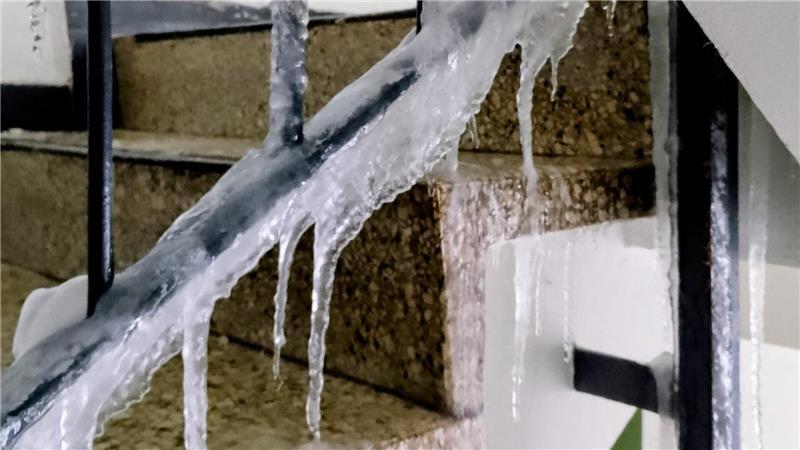Am vergangenen Wochenende hat sich im Treppenhaus Eis gebildet. Vorher war offenbar ein Rohr an der Hauptwasserleitung geplatzt.