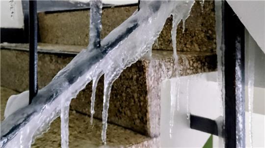 Am vergangenen Wochenende hat sich im Treppenhaus Eis gebildet. Vorher war offenbar ein Rohr an der Hauptwasserleitung geplatzt.