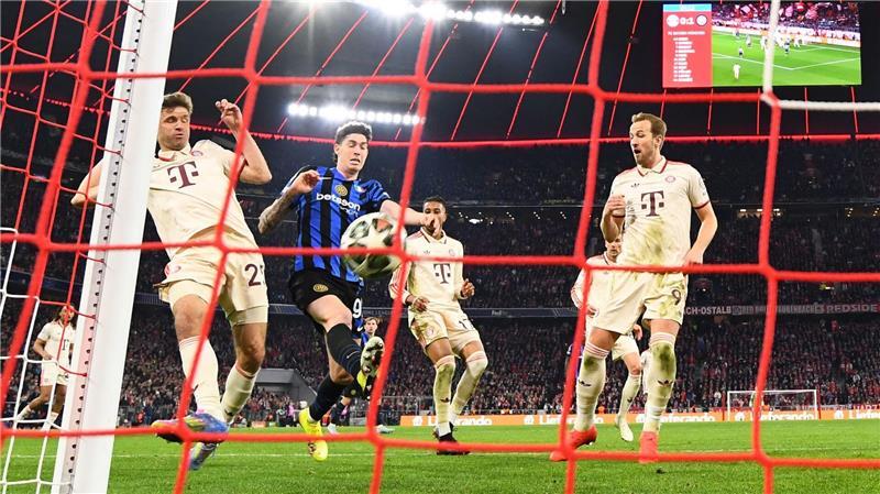 Müller spürt ein „Wir-kriegen-das-hin-Gefühl“ Am zweiten Pfosten stehend drückt Thomas Müller den Ball ins Inter-Tor.
