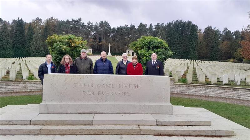 Am zweiten Tag besuchten sie das Grab auf dem Becklingen War Cemetery in Wietzendorf.