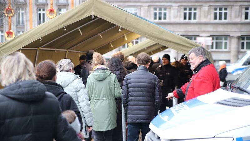 Erhöhte Wachsamkeit nach Anschlagsfurcht in Köln und Wien Am zweiten Weihnachtsfeiertag bildet sich eine Warteschlange beim Einlass in den Kölner Dom.