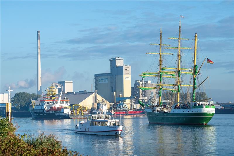 Was Hamburg beim Hafengeburtstag plant und welche Schiffe zu sehen sind AmWochenende wird das Segelschiff "Alexander von Humboldt II" auf dem 834. Hafengeburtstag in Hamburg erwartet.Foto: Sina Schuldt/dpa