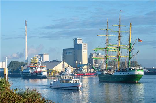 AmWochenende wird das Segelschiff "Alexander von Humboldt II" auf dem 834. Hafengeburtstag in Hamburg erwartet.Foto: Sina Schuldt/dpa