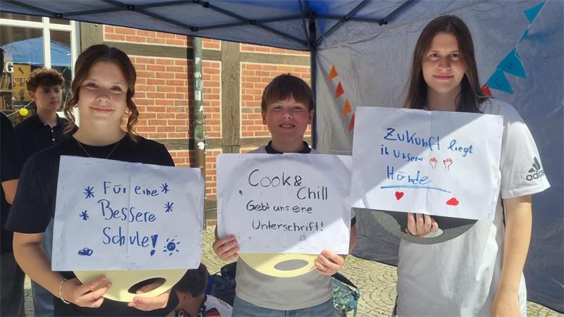 Amalia, Maximilian und Luna setzen sich für die Einführung des Cook-and-Chill-Verfahrens ein.