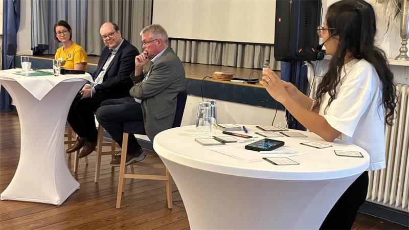 Amalien Meyer (rechts) stellt Publikumsfragen an Maria Huber, Christian Meyer und Matthias Riel.