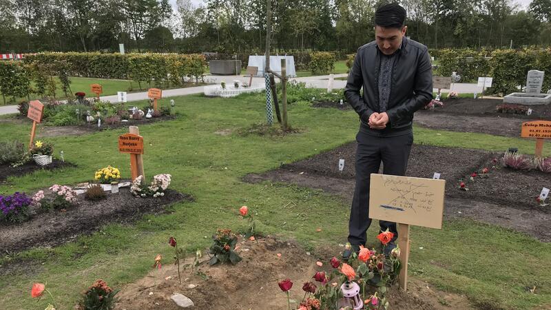 BI Menschenwürde mahnt zum Todestag von Aman Alizada: Präventive Arbeit stärken Aman Alizadas Bruder trauert an dem Grab in Hamburg-Öjendorf, wo er ihn am 30. August 2019 beerdigte, getötet von mindestens drei Kugeln aus einer Polizeiwaffe.