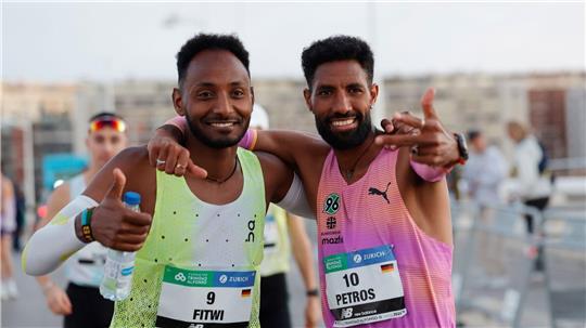 Amanal Petros (r) nahm Samuel Fitwi (l) den deutschen Marathon-Rekord wieder ab.
