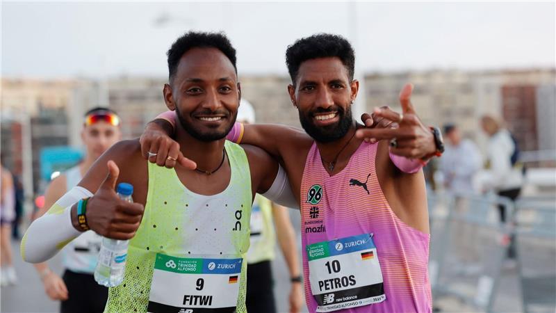 WM-Held Petros läuft in Valencia deutschen Marathon-Rekord Amanal Petros (r) nahm Samuel Fitwi (l) den deutschen Marathon-Rekord wieder ab.