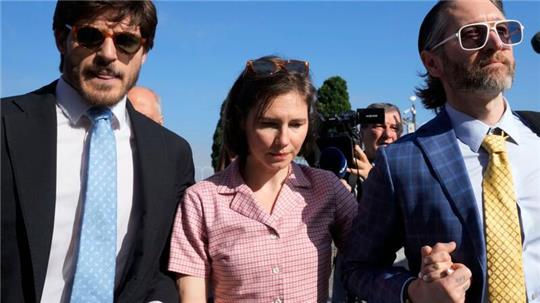 Amanda Knox (m.) mit ihrem Ehemann Christopher Robinson (r) in Florenz.