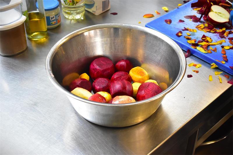 Teamarbeit für gesundes Essen: Sie ernten für die Geestlandschüler Amatus und Kevin schälen die Rote und Gelbe Bete nach dem Ernten und Abwaschen.