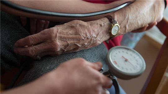 Ambulante Pflegedienste stehen zunehmend unter wirtschaftlichem Druck. Die Leidtragenden sind die Patienten.