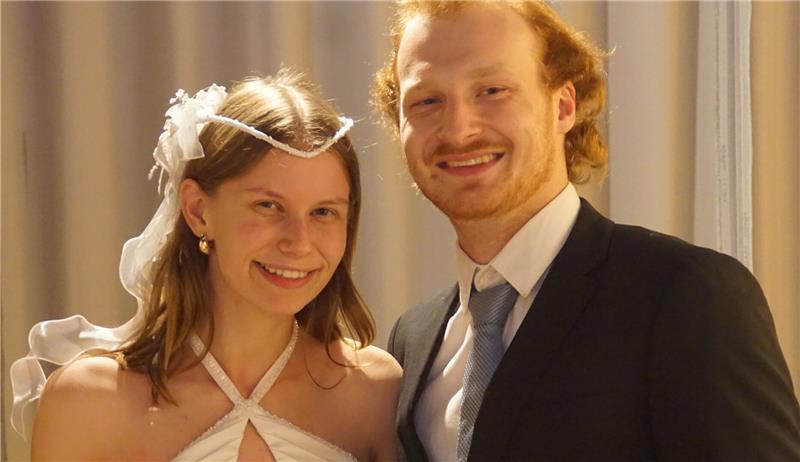 Amelie Teichmann und Dustin Matthies spielen das frisch verheirate Ehepaar Eva und Basti.