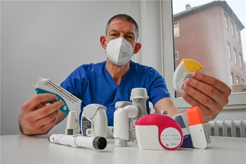 Ameos-Chefarzt Dr. Christoph Schaudt zeigt verschiedene Cortisonsprays zum Inhalieren, die beim allergischen Asthma die Beschwerden lindern. Foto: Scheschonka