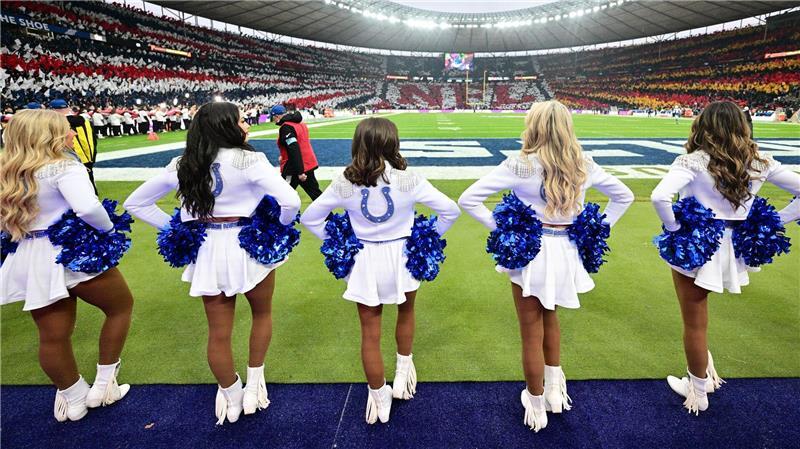 American Football: Profiliga NFL, Indianapolis Colts - Atlanta Falcons, Hauptrunde, Hauptrunde-Partien, 10. Spieltag, Olympiastadion Berlin. Die Cheerleader der Indianapolis Colts vor dem Spiel.
