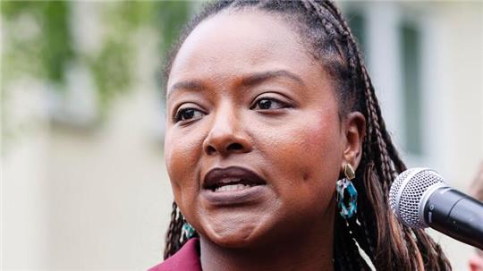 Aminata Touré (Bündnis 90/Die Grünen), Ministerin für Soziales, spricht während einer Demonstration vor dem Landtag.