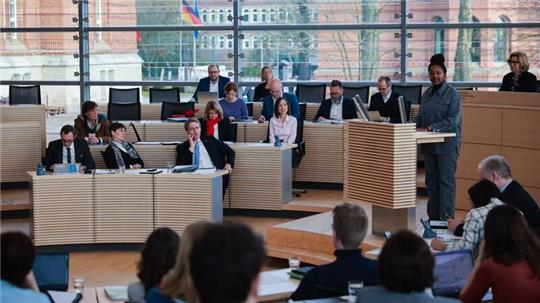 Aminata Touré (Bündnis90/Grüne), Ministerin für Soziales, Jugend, Familie, Senioren, Integration und Gleichstellung in Schleswig-Holstein, spricht bei einer Sitzung des Landtags von Schleswig-Holstein im Plenarsaal im Landeshaus.