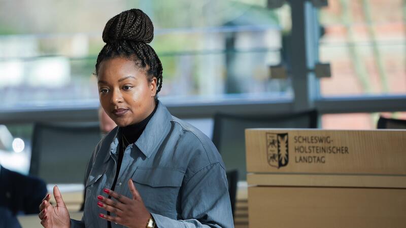 Aminata Touré (Bündnis90/Grüne), Ministerin für Soziales, Jugend, Familie, Senioren, Integration und Gleichstellung in Schleswig-Holstein, spricht bei einer Sitzung des Landtags von Schleswig-Holstein im Plenarsaal im Landeshaus.