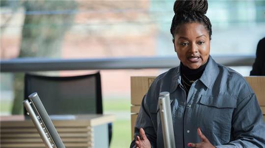 Aminata Touré (Bündnis90/Grüne), Ministerin für Soziales, Jugend, Familie, Senioren, Integration und Gleichstellung von Schleswig-Holstein, spricht bei einer Sitzung des Landtags von Schleswig-Holstein im Plenarsaal im Landeshaus.