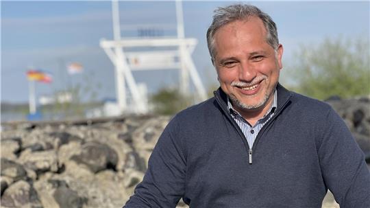 Amir Afschartabbar am Lühe-Anleger. Die kleine Budenstadt ist das Zentrum seiner unternehmerischen Aktivitäten.