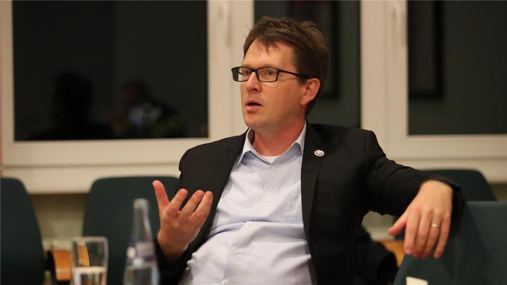 „Amir Afschatabar, der mit seiner Frau Alexa seit Jahren mit einer Geschenkaktio...