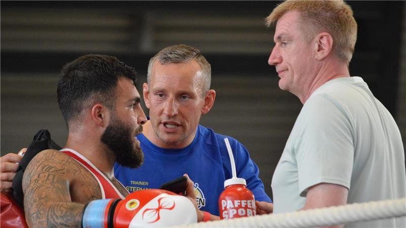 Amir Sadoughi in seiner Boxecke wird von seinen beiden Trainern versorgt.