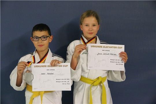 Amir Yahaoui zeigt seine Bronzemedaille und Josie Schmidt-Petersen holte sogar Silber.
