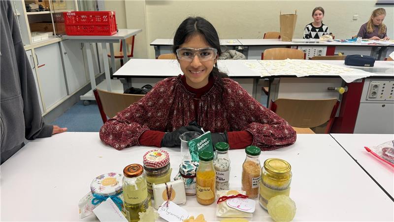 Raus aus der Exotenrolle: Stader Schülerinnen und Technik Amna Akram vom VLG will auf jeden Fall wieder bei der Herbstakademie mitmachen. Sie hat am Projekt Naturkosmetik teilgenommen.
