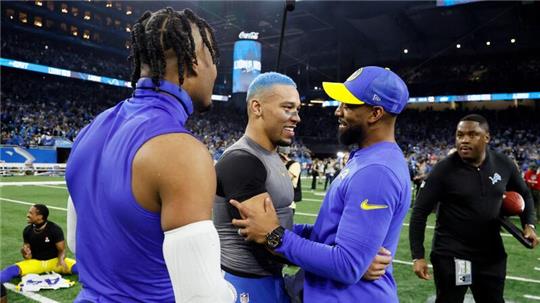 Amon-Ra St. Brown (M) von den Detroit Lions feiert den Sieg gegen die Los Angeles Rams.