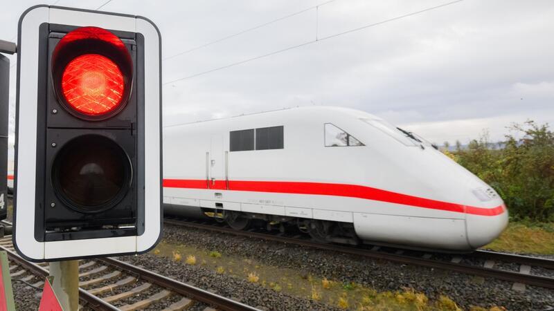 GDL ruft für Donnerstag und Freitag zu Bahn-Warnstreik auf Ampel auf rot: Es werden kaum mehr Züge ab Donnerstagabend in Deutschland fahren.