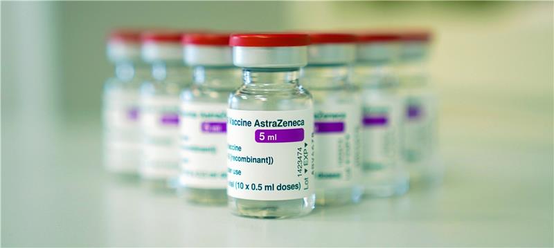 Ampullen mit dem Covid-19 Impfstoff des schwedisch-britischen Pharmakonzerns Astrazeneca. Foto: dpa