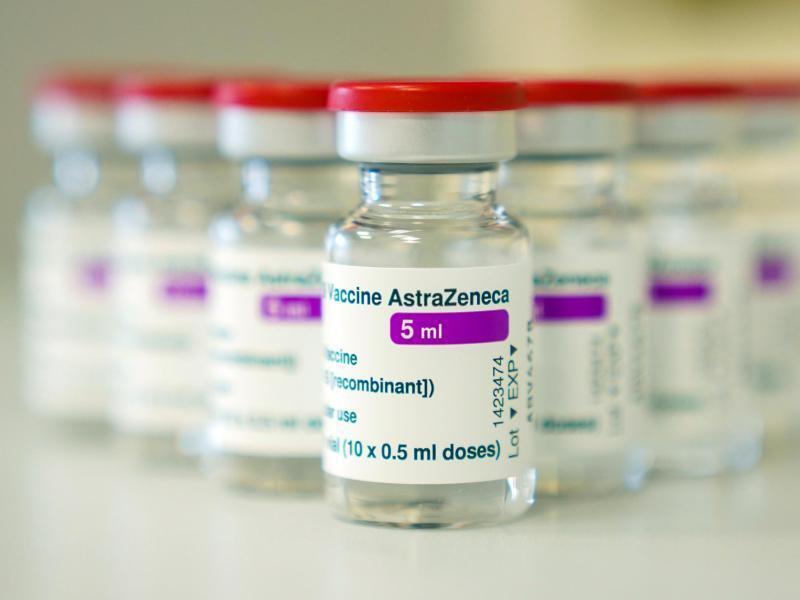 Ampullen mit dem Covid-19 Impfstoff des schwedisch-britischen Pharmakonzerns AstraZeneca. Foto: Nicolas Armer/dpa