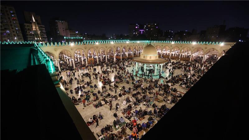 Amr ibn Al-A’as-Moschee  in Kairo: Gläubige feiern heilige Nacht im Ramadan
