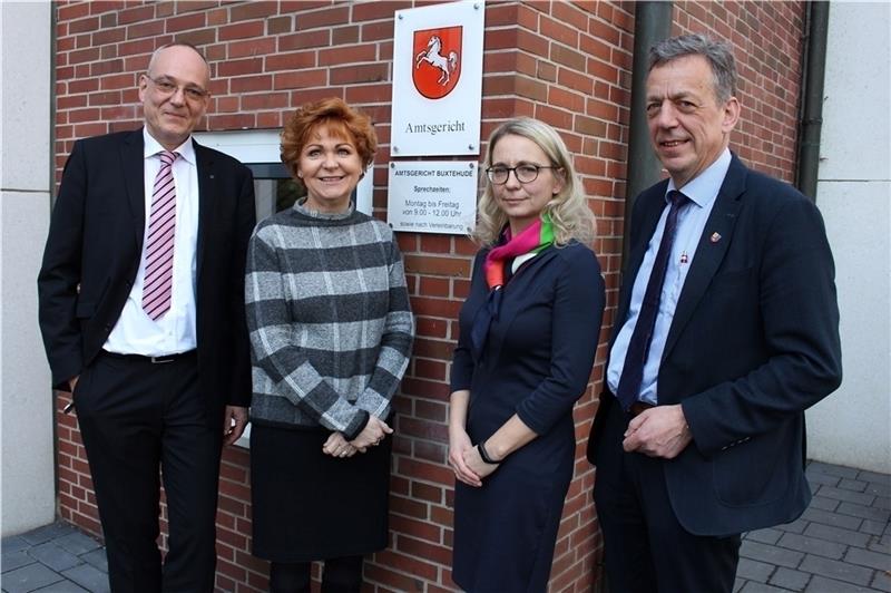 Matthias Bähre ist der neue Direktor des Amtsgerichts Amtsgerichtsdirektor Matthias Bähre , Niedersachsens Justizministerin Barbara Havliza , Janine Büttner , Geschäftsleiterin des Amtsgerichts und CDU-Landtagsabgeordneter Helmut Dammann-Tamke . Foto: Frank
