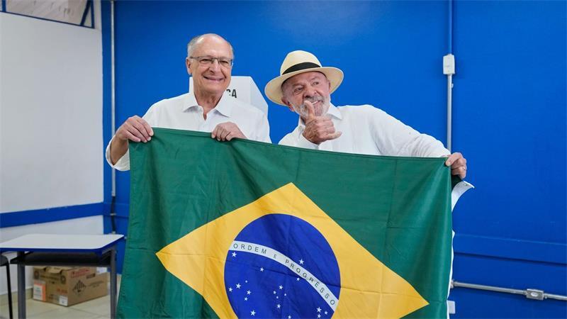 Stichwahl in Brasilien: Lula gegen Bolsonaro-Sohn Flávio Amtsinhaber Lula will zum vierten Mal Präsident werden.
