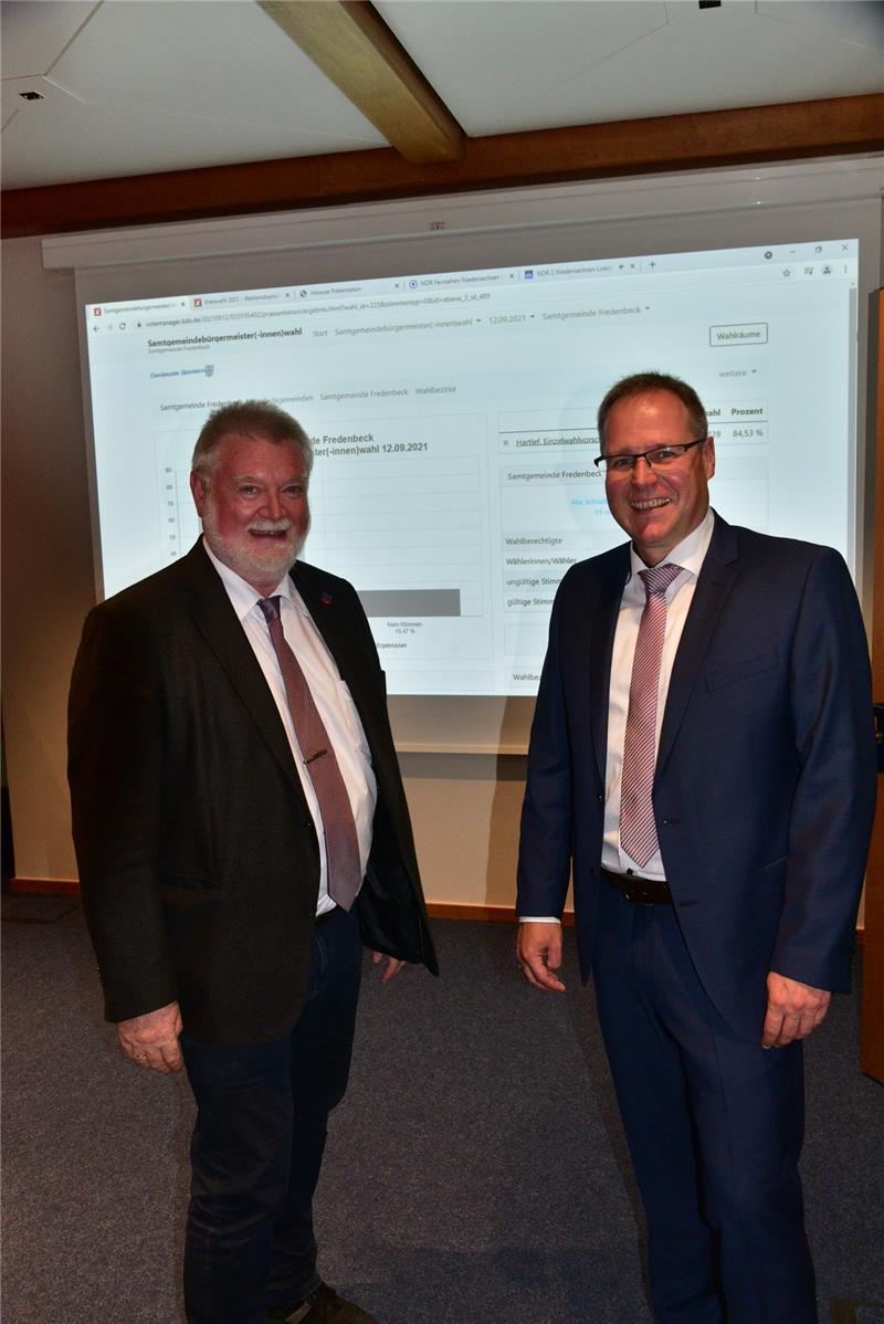 Amtsinhaber Ralf Handelsmann (links) ist der erste Gratulant: Der einzige Kandidat Matthias Hartlef ist neuer Bürgermeister in der Samtgemeinde Fredenbeck. Foto: Beneke
