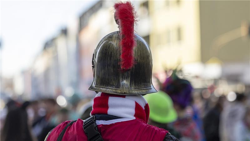 Amtskleidung oder täuschend echte Abzeichen sind an Karneval tabu und können strafbar sein. 
