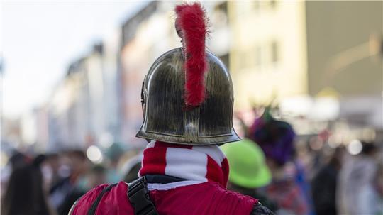 Amtskleidung oder täuschend echte Abzeichen sind an Karneval tabu und können strafbar sein. 
