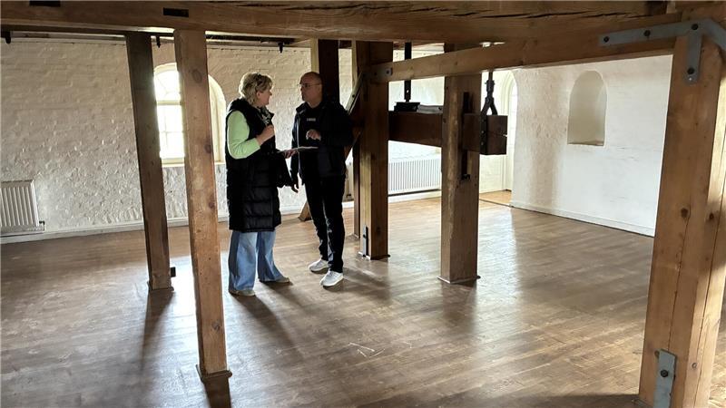 Altes Land: Wieder Spitzengastronomie in der Windmühle in Borstel? Amtsleiterin Petra Schlichting und Projektleiter Antonio Soares im Gespräch, hier ist Platz für einen Gastraum.