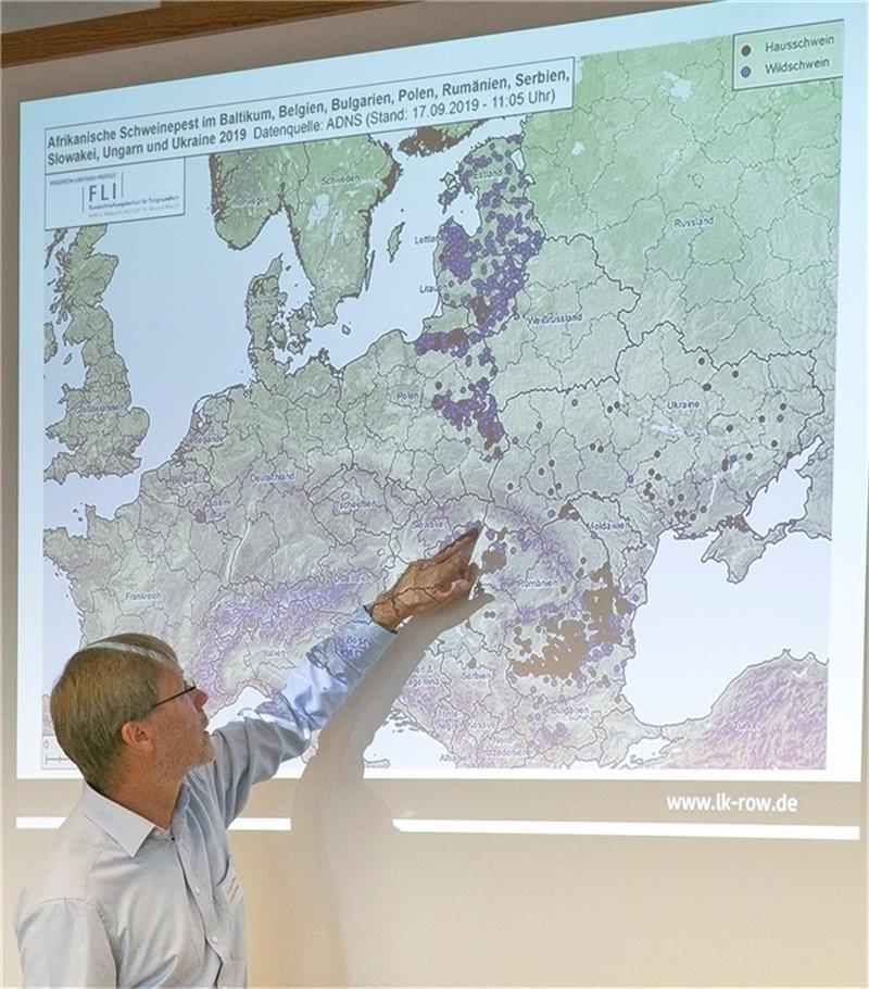 Amtstierarzt Dr. Joachim Wiedner vom Landkreis Rotenburg/Wümme zeigt die aktuelle Verbreitung des ASP-Virus bei Haus- und Wildschweinen anhand einer Karte. Betroffen sind vor allem osteuropäische Länder.