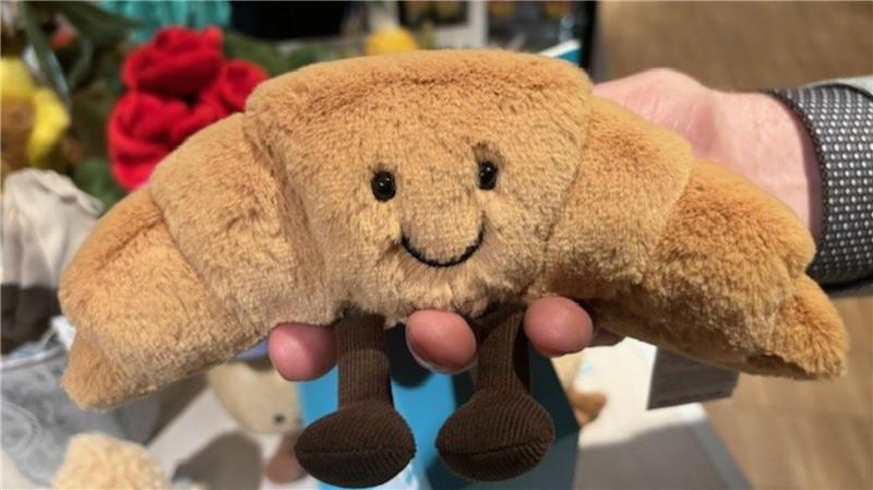 Spielwaren: Wie Stackmann der Online-Konkurrenz trotzt Amuseables heißen die niedlichen, lebensmittelähnlichen Plüschfiguren der Marke Jellycat: Das Foto zeigt ein freundlich blickendes Croissant.